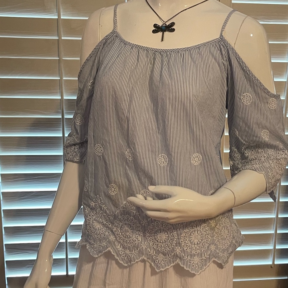 Pretty top for spring - Picture 2 of 4